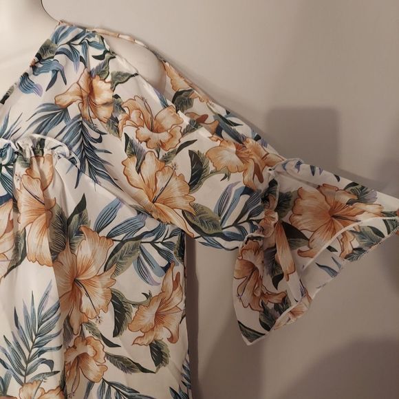 Short-Sleeve Cold Shoulder Floral Top - Picture 5 of 11